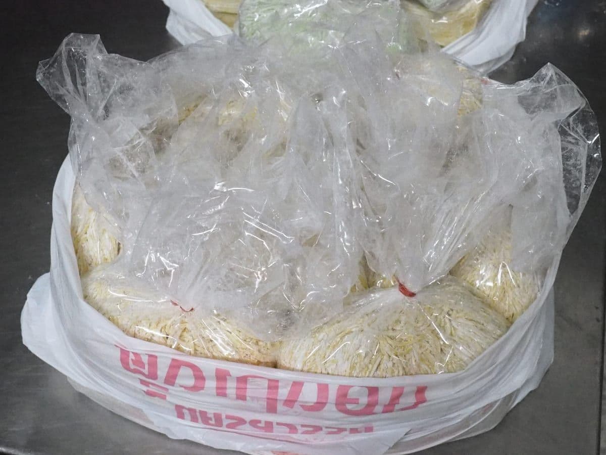 บะหมี่ไข่แพ็กถุงตามน้ำหนักที่ร้านสั่ง