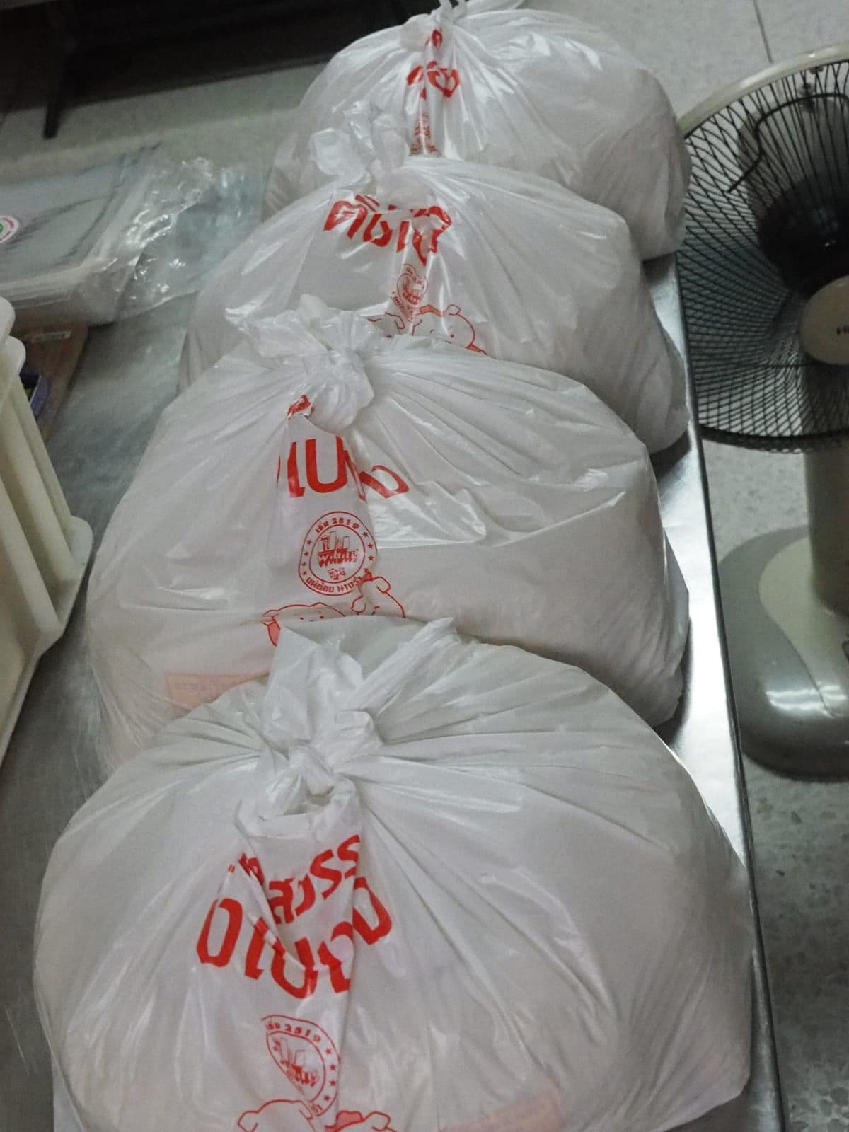 ถุงบะหมี่และแผ่นเกี๊ยวเตรียมบรรจุกล่อง